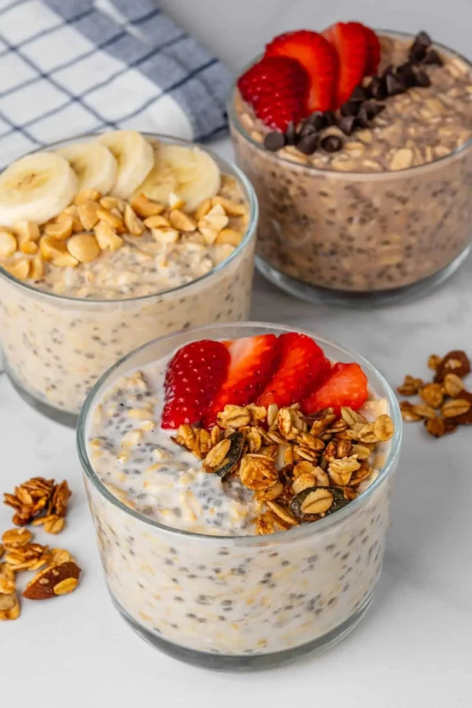 Vasos de avena nocturna con proteína, frutas, chía y granola
