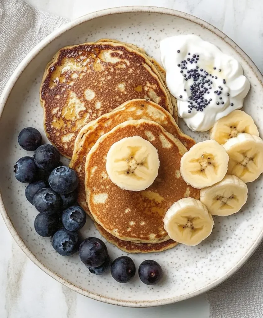 Pancakes proteicos de banano acompañados de arándanos y yogur