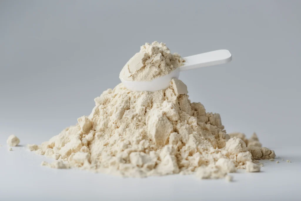 Proteína en polvo con cuchara medidora